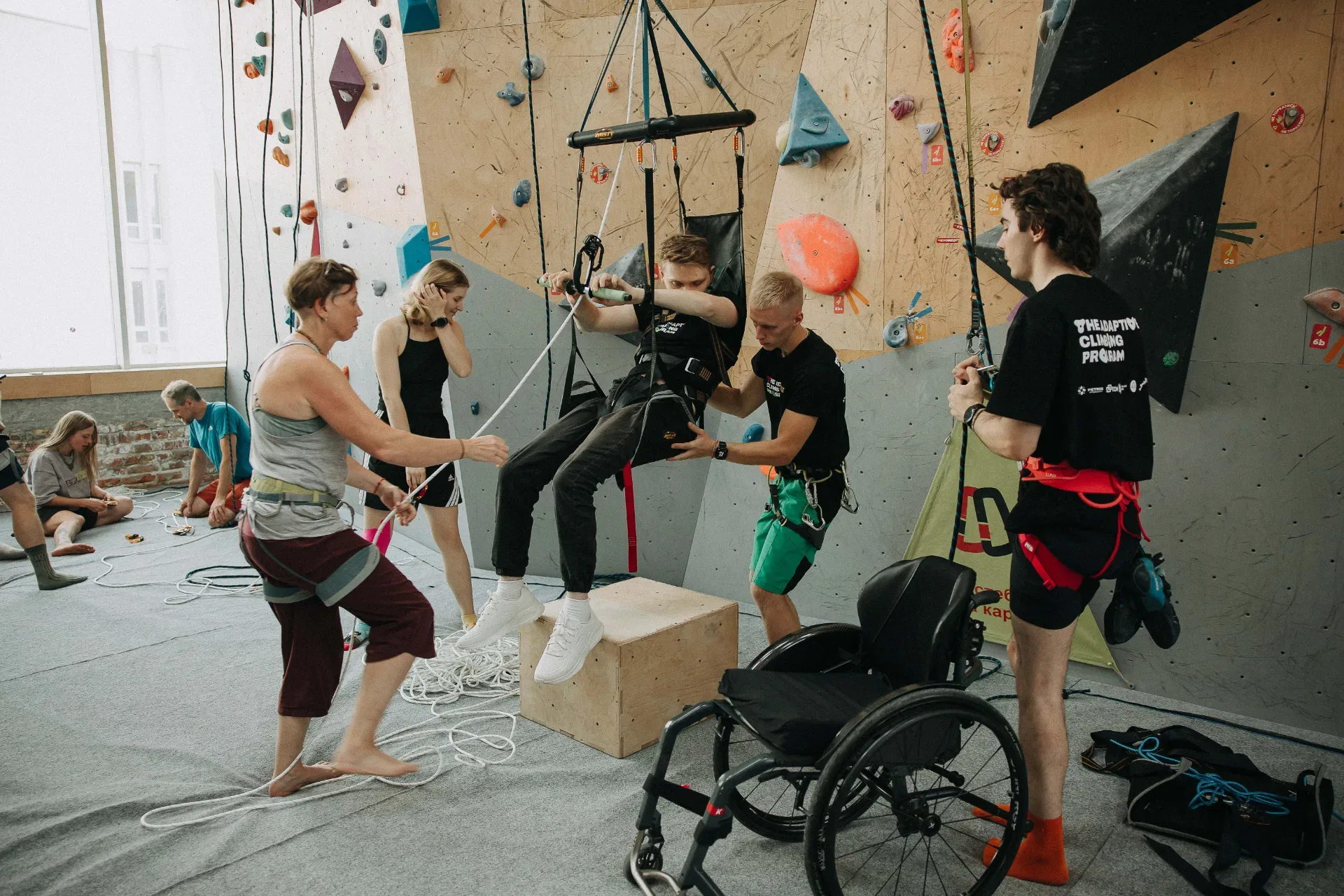 Фото з події «The Adaptive Climbing Program: від теорії на скеледромі до практики на скелях Кам’янця-Подільського»